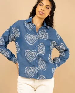 Chemise brodée c艙urs