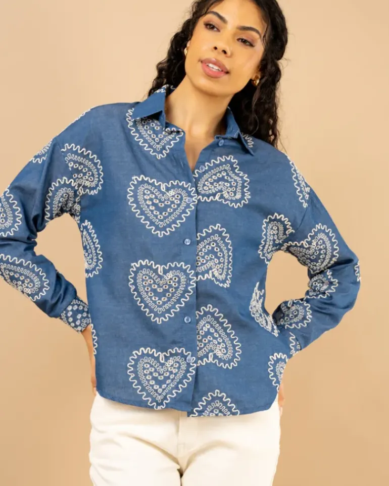 Chemise brodée c艙urs
