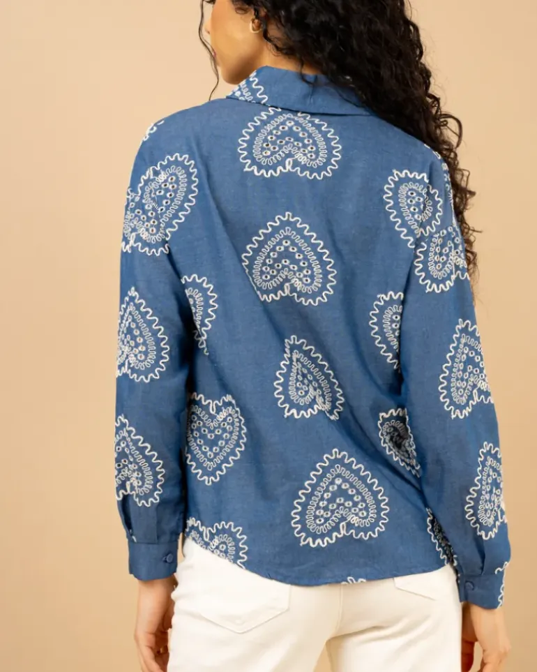 Chemise brodée c艙urs