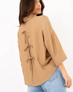 Chemise n艙uds dos