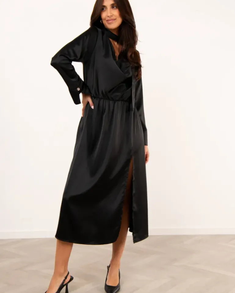Robe satinée boutons