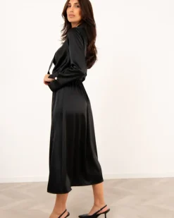 Robe satinée boutons