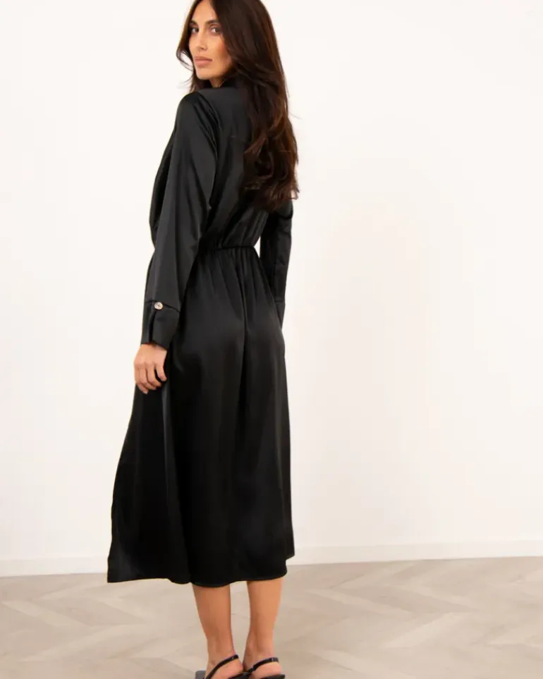 Robe satinée boutons